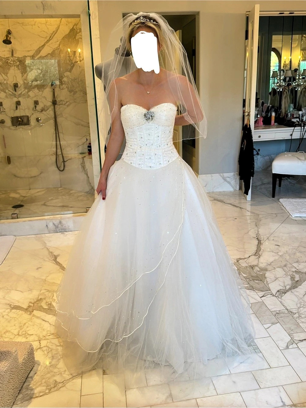 Mari Lee Strapless Wedding Gown Size 0-2, Tiara, Veil